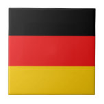 Deutschland-Flaggen-Keramik-Fliese Fliese<br><div class="desc">Dieser Entwurf besteht aus der deutschen Flagge,  die klug umgestaltet wird,  um die quadratische Fliesenoberfläche zu passen. Ein dekoratives und nützliches Einzelteil,  das ein perfektes Geschenk für die machen würde,  die wie sich an Deutschland erinnern.</div>