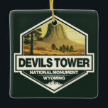 Devils Tower National Monument Reisen Vintag Keramikornament<br><div class="desc">Devils Tower National Monument Vektordesign. Es handelt sich um ein Gesäß,  das aus einem großen Felsen im Ranger-Viertel der Bärenloge der Black Hills besteht.</div>