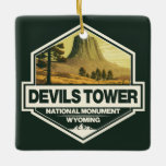 Devils Tower National Monument Reisen Vintag Keramikornament<br><div class="desc">Devils Tower National Monument Vektordesign. Es handelt sich um ein Gesäß,  das aus einem großen Felsen im Ranger-Viertel der Bärenloge der Black Hills besteht.</div>