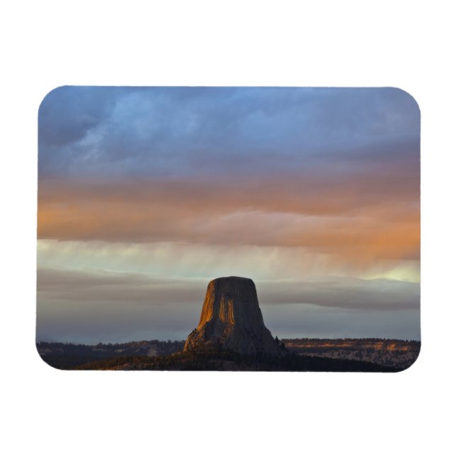 Devils Tower National Monument, Sturm bei Sonnenun Magnet (Horizontal)