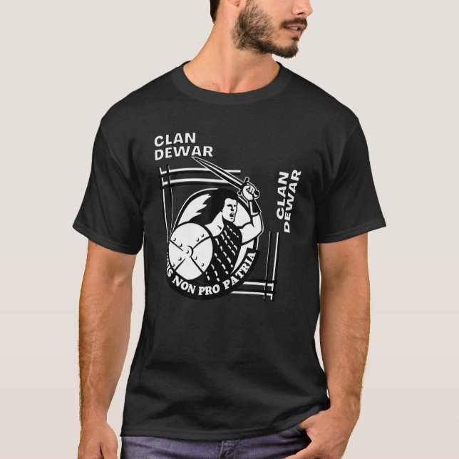 Dewar Clan Gaelic Motto Swordsman T-Shirt (Vorderseite)