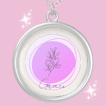 Dezember Holly Berry Necklace - Personalisiert Versilberte Kette<br><div class="desc">Mit der "Dezember Holly Berry Necklace" feiert man den einzigartigen Charme und die Wärme des Dezember. Diese exquisite Halskette zeigt den Heiligen Berry, ein Symbol für Ruhe und Freude während der Wintersaison, Set gegen einen zarten Lavendelkreis. Personalisieren Sie es mit einem Namen in einem stilvollen Schriftart, um ein einzigartiges Geschenk...</div>