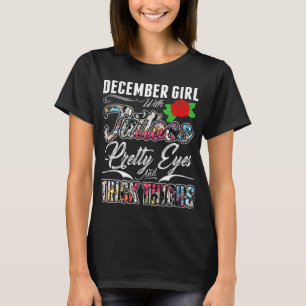 Dezember-Mädchen mit Tätowierungs-hübschen Auge T-Shirt
