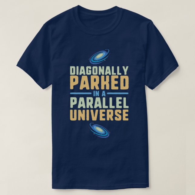 Diagonal geparkt in einer Paralleluniversum-Physik T-Shirt (Design vorne)