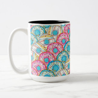Diagonal gestapelte WasserfarbenDonuts auf aquamar Zweifarbige Tasse