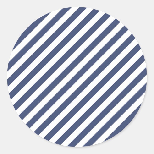 Diagonal navy blue and white stripes pattern runder aufkleber (Vorderseite)