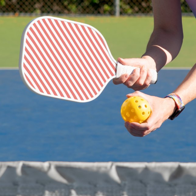 Diagonal pattern of pink and white stripes pickleball schläger (InSitu)