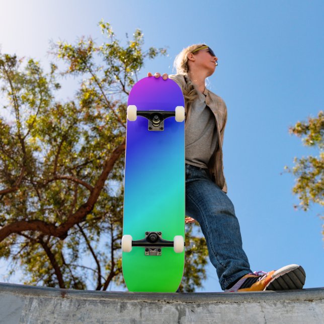 Diagonal Rainbow Gradient Blue to Green Skateboard (Außenbereich 1)