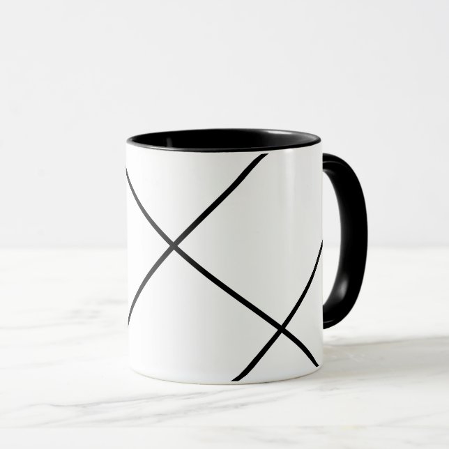 Diagonale Streifen auf schwarz-weißer Tasse (VorderseiteRechts)