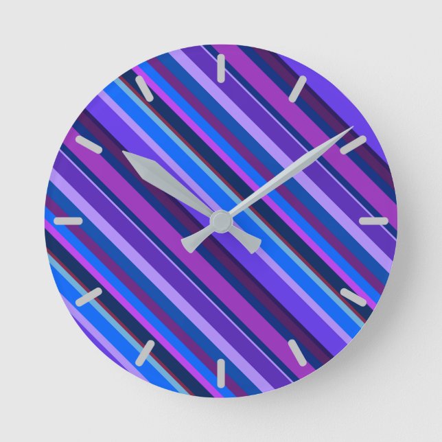 Diagonale Streifen in blau und lila Runde Wanduhr (Vorderseite)