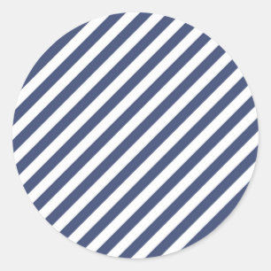 Diagonales Muster aus navyblauen und weißen Streif Runder Aufkleber