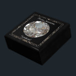 Diamant-Jubiläum-Geschenkboxen Erinnerungskiste<br><div class="desc">Ein Digitalbcon-Bilddesign mit einem platinsilberfarbenen Motiv mit einer Vielzahl von individuellen Bildern, Formen, Mustern, Stilen und Schriftart in dieser einzigartigen "Diamond Wedding Anniversary"-Geschenkboxen. Dieses ansprechende und elegante Design macht das perfekte Geschenk für das perfekte Paar, um diesen Meilenstein Jahrestag zu erreichen! Was für ein besseres, Erinnerungen für sie dann zu...</div>
