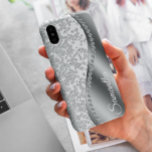 Diamant simuliertes Monogramm Silbermetallplattier Case-Mate iPhone Hülle<br><div class="desc">Jeder Glitzer oder Diamanten im Design sind Fotos und simuliert. Dieses Design kann in dem Bereich personalisiert werden, der durch das Ändern des Fotos und/oder Textes zur Verfügung gestellt wird. Sie können auch angepasst werden, indem Sie auf Vorlage personalisieren klicken und dann auf die Schaltfläche klicken, um weitere Optionen anzupassen,...</div>