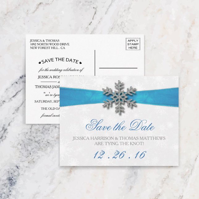 Diamante Snowflake & Blue Ribbon Winter Wedding Ankündigungspostkarte (Von Creator hochgeladen)