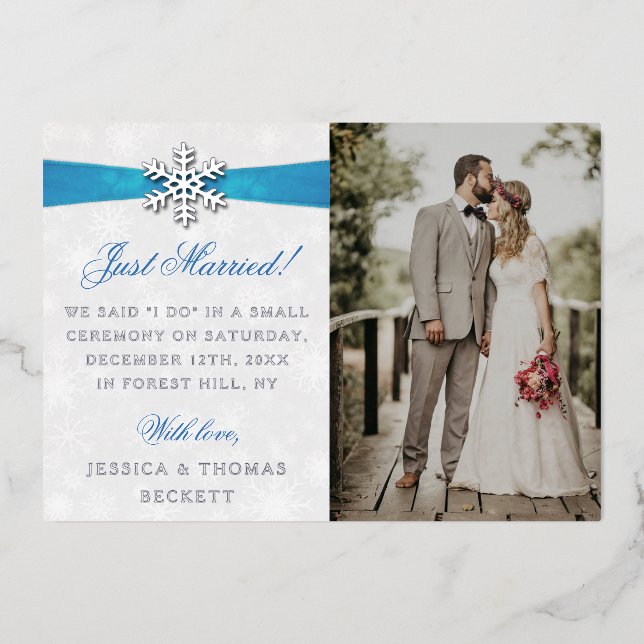 Diamante Snowflake & Blue Ribbon Winter Wedding Folieneinladung (Vorderseite)