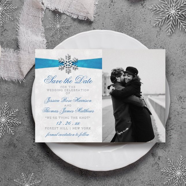 Diamante Snowflake & Blue Ribbon Winter Wedding Folieneinladung (Von Creator hochgeladen)