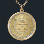 Diamanten und Gold 50. Hochzeitstag Vergoldete Kette<br><div class="desc">Elegante goldene Farbtöne mit zwei Herzen und einem Diamanten,  Gold 50. Hochzeitstag . Zum 25. Jahrestag kommt es in Silbertönen.</div>