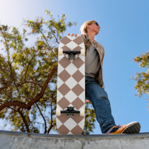 Diamantenmuster in Weiß und Mocha Mousse Skateboard