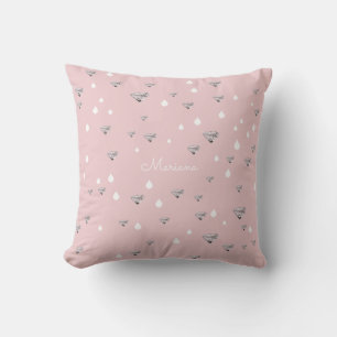 Diamantenraindrops, die auf rosa personalisierten kissen