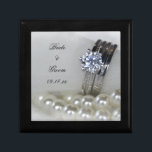 Diamantenrings und White Pearls Wedding Erinnerungskiste<br><div class="desc">Personalisieren Sie die hübschen Diamantrings und White Pearls Hochzeit Geschenkboxen mit den Namen der Braut und Bräutigam und Ehefeiertag. Dieses schöne,  benutzerdefinierte Schmuckkasten zeigt ein Foto einer weißen Perlenhalskette mit einem Ring aus Diamant-Verlobung und einem Set aus Hochzeitsband.</div>