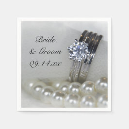 Diamantenrings und White Pearls Wedding Serviette