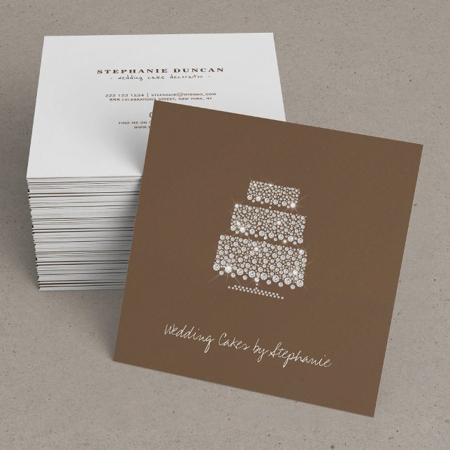 Diamantkuchen auf dunkelbraunem Brautkuchendekorat Quadratische Visitenkarte (Von Creator hochgeladen)