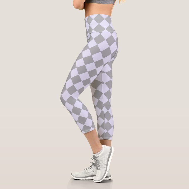 Diamantmuster in Grau und Lavendel Capri Leggings (Links)