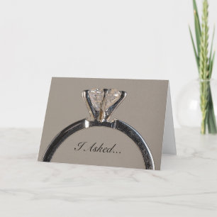 Diamantring auf der Ankündigung der grauen Verlobu