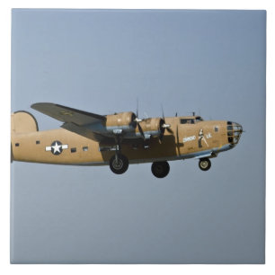 Diamond Lil B-24 Bomber, landet in Oshkosh, Fliese