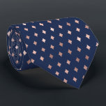 Diamond Lozenge Pattern Rose Gold Navy Blue Krawatte<br><div class="desc">Diese trendige Krawatte zeichnet sich durch ein Muster aus Lozenge oder Diamantformen in Rose Gold Imitate Folie auf marinebasischem Hintergrund aus. Ideal für Trauzeugen in einer goldenen Hochzeit mit dem Thema Marineblau und Rose.</div>