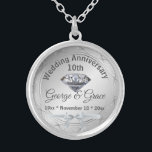 Diamond Personalisiert 10-jähriges Geschenk an die Versilberte Kette<br><div class="desc">Diamond Personalisiertes 10-jähriges Geschenk an die Ehefrau Suchen Sie einen besonderen Weg, um 10 Jahre Liebe mit Ihrer Ehefrau zu feiern? Unser Diamond Personalisiert 10-jähriges Geschenk ist die perfekte Wahl! Dieses Geschenk besticht durch einen atemberaubenden Diamantanhänger, der mit dem Namen, den Initialen oder einer besonderen Botschaft Ihrer Ehefrau graviert werden...</div>