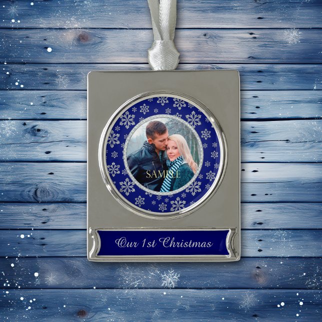 Diamond Sparkle Snowflake Blue First Christmas Banner-Ornament Silber (Von Creator hochgeladen)