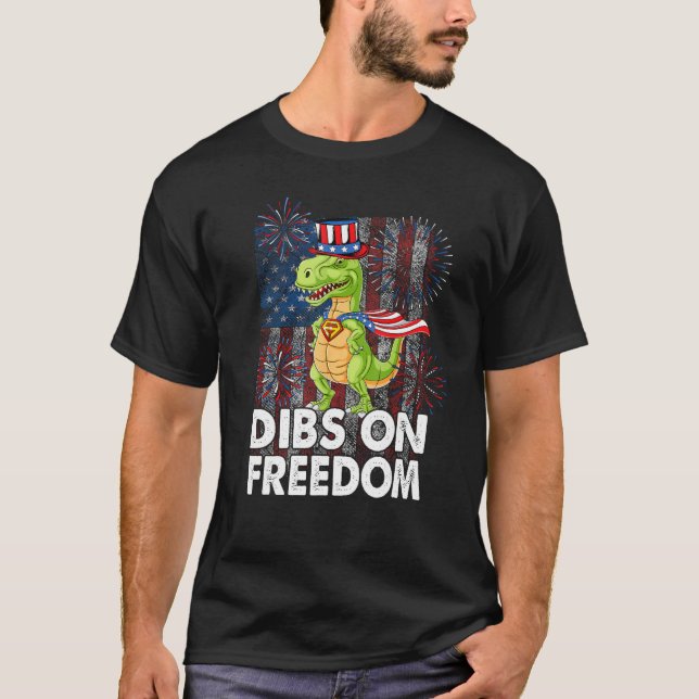 Dibs on Freedom Dinosaur 4th of July US Flag Firec T-Shirt (Vorderseite)
