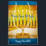 Dicke Gelbe Liebe Hanukkah Menorah Mittlere Geschenktüte<br><div class="desc">"Frieden, Liebe und Licht." Eine nah-up Foto Illustration einer hellen, farbenfrohen, gelben und goldenen künstlerischen Menorah hilft Ihnen, den Urlaub von Hanukkah in stilvoller Weise zu beginnen. Genießen Sie die Wärme und Freude der Ferienzeit, wenn Sie diese niedliche und lustige personalisierte Geschenktasche in mittlerer Größe benutzen. Passende Karten, Porto, Aufkleber,...</div>