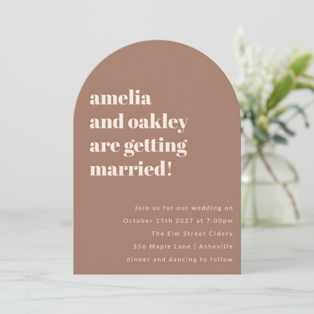 Dicke Minimalistische Soft Mocha Retro Wedding Arc Einladung (Stehend Vorderseite)