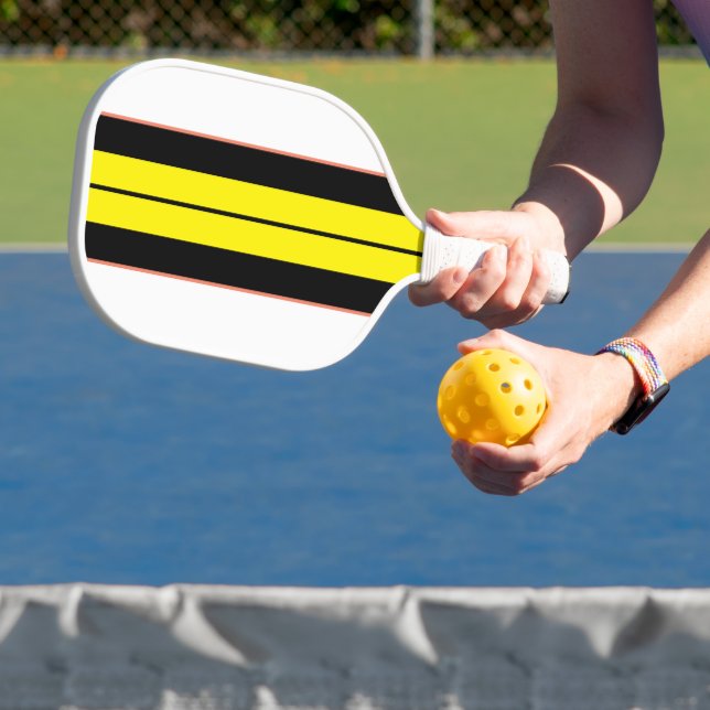 Dicke schwarz-gelb-gelbe Streifen auf weiß Pickleball Schläger (InSitu)