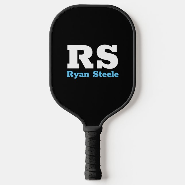 Dicke weiße Monogramm & Sky Blue Name auf schwarze Pickleball Schläger (Vorderseite)