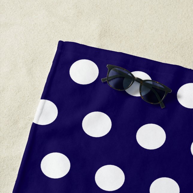 Dicke weiße Polka Punkte auf Navy Blue Strandtuch (Beispiel)