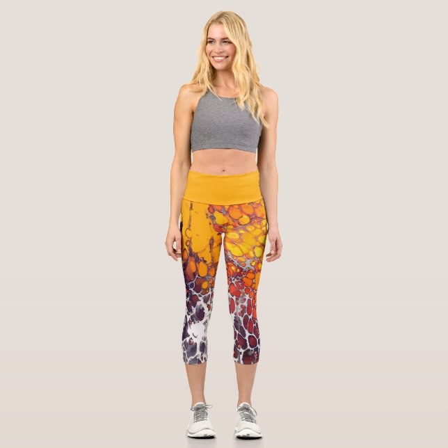 Dicke weiße Splotte, orange und rote Zellen Capri Leggings (Vorderseite)