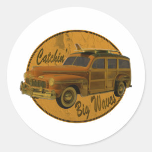 dicke Wellen im Woodie fangen Runder Aufkleber