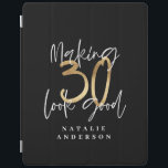 Die 30 zum guten Gold-Geburtstagsfest machen iPad Hülle<br><div class="desc">Feiern Sie Ihren 30. Geburtstag stilvoll mit diesem schwarzen,  weißen und goldenen Effekt 30 und einem fabelhaften Geburtstagsdesign. Modernes Design mit Skripttext und fett formatierter Grafik. Ändern Sie die Farbe,  um sie anzupassen. Teil einer Sammlung.</div>