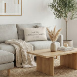 Die Abenteuer beginnen Minimalistischer Hochzeitsd Dekokissen<br><div class="desc">Dieses Design enthält den Ausdruck „lass das Abenteuer beginnen“ in einer sanft abgenutzten Schreibmaschinen-Schriftart auf einem warmen cremefarbenen Hintergrund. Das zurückhaltende Layout wirkt zeitlos und sentimental und macht es zu einem bedeutungsvollen Erinnerungsstück für die Feier eines neuen Kapitels. Ein einfaches, herzliches Design, das sich für Hochzeiten, Jahrestage oder besondere Momente...</div>