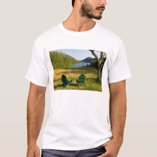 Die Adirondack-Sessel auf dem Rasen des Jordan T-Shirt