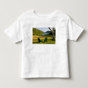 Die Adirondack-Stühle auf dem Rasen des Jordan Kleinkind T-shirt
