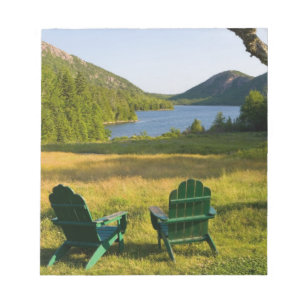 Die Adirondack-Stühle auf dem Rasen des Jordan Notizblock