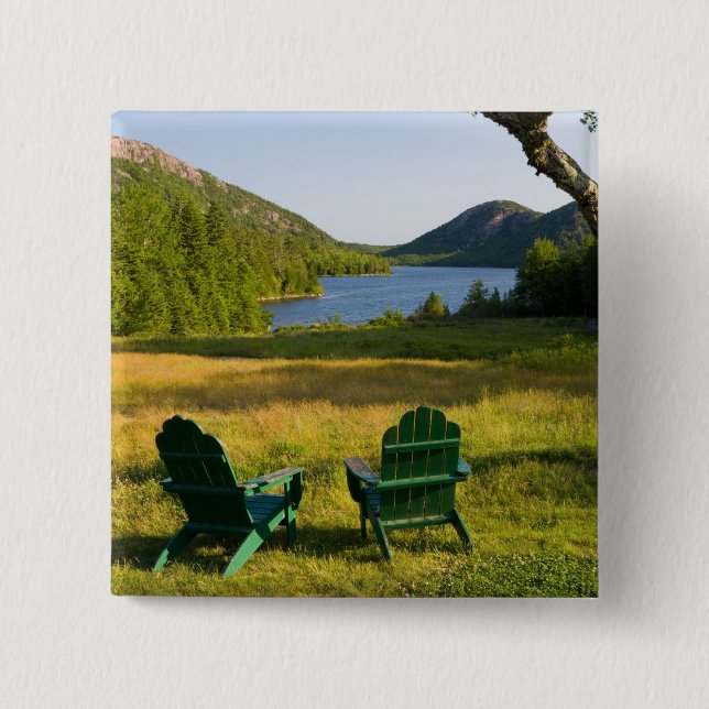 Die Adirondack-Stühle auf dem Rasen des Jordans Button (Vorderseite)