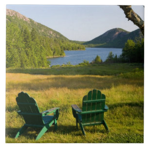 Die Adirondack-Stühle auf dem Rasen des Jordans Fliese