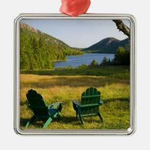 Die Adirondack-Stühle auf dem Rasen des Jordans Silbernes Ornament