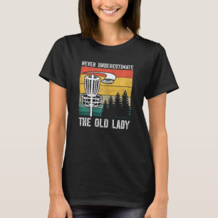Die alte Dame wird von Frauen auf der Disc Golf ni T-Shirt