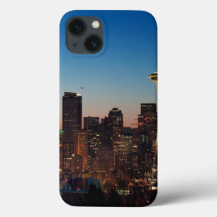 Die amerikanische Flagge fliegt zwischen den iPhone 13 Hülle